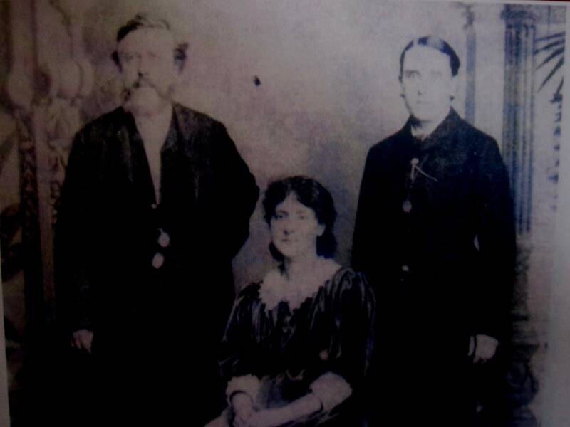 Ханнес и Луиза Тидеманн с сыном Августом. Около 1880-х гг.